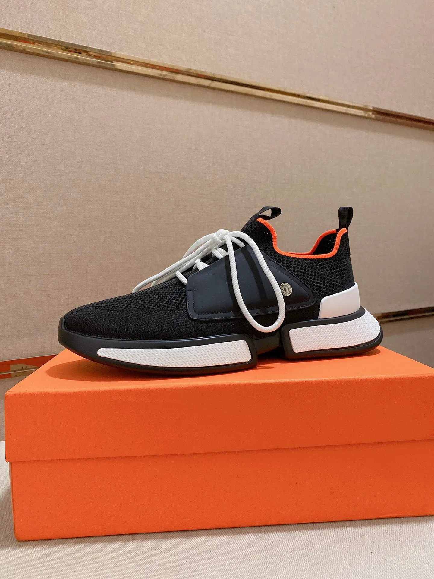 Men's shoes 💰: 440💰 Hermes Drift Sneaker flying knitted socks and sneakers. Original purchase, development and production. H family men's classic series. Technological fly knitted fabrics with cowhide. Socks and sneakers. Casual shoes. Sports dad shoes combine high-tech fly knitting and cowhide. H family exclusive button decoration on the side. The outsole is full of H italic design and bright colors to show vitality and continue the brand design inspiration. Stroll around the city lightly and feel free and comfortable. Exquisite packaging at the delivery counter 🛍📦 ▪️Fabric: Original custom fly weave + first layer cowhide ▪️Inner lining: breathable lining ▪️Outsole: molded and evacuated PU+TPU material ▪️Sole thickness: 3.5CM ▪️Size: Men's 38-44